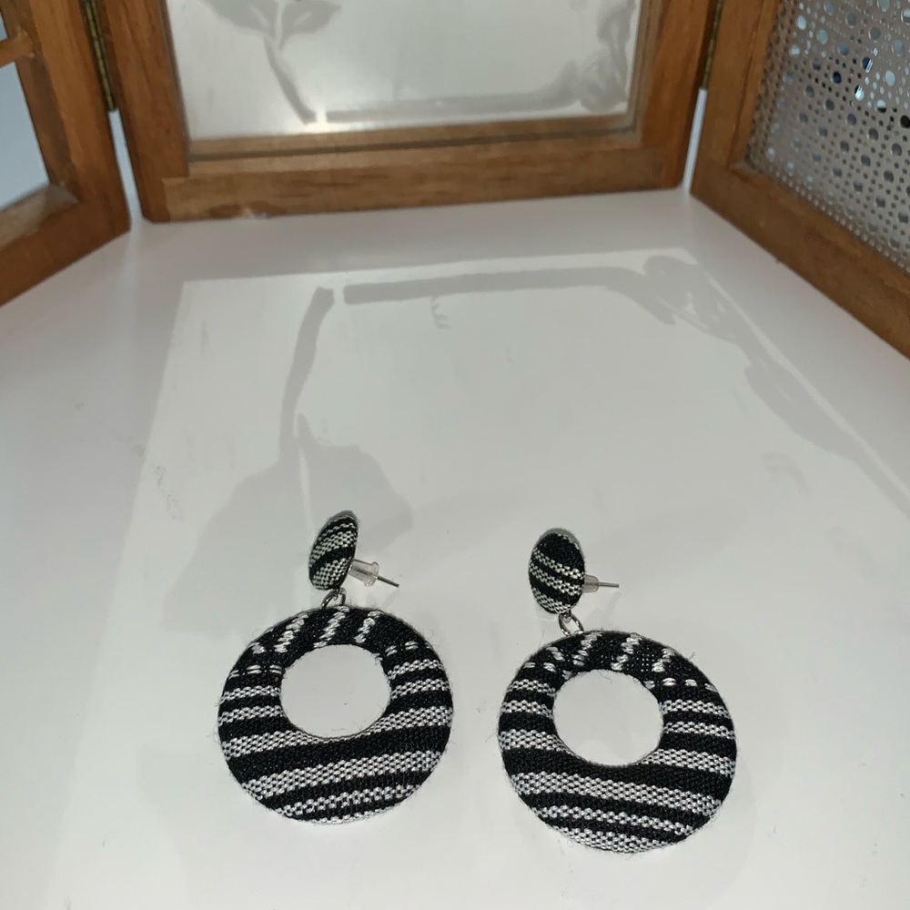 Aztec Dangle Earrings      NWT